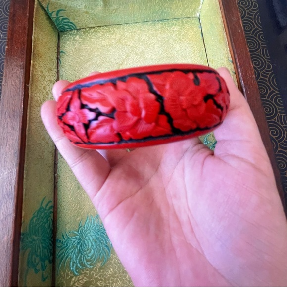 Vintage Chinese Cinnabar Carved Red Lacquer Bangle Bracelet Floral Design - Picture 4 of 9